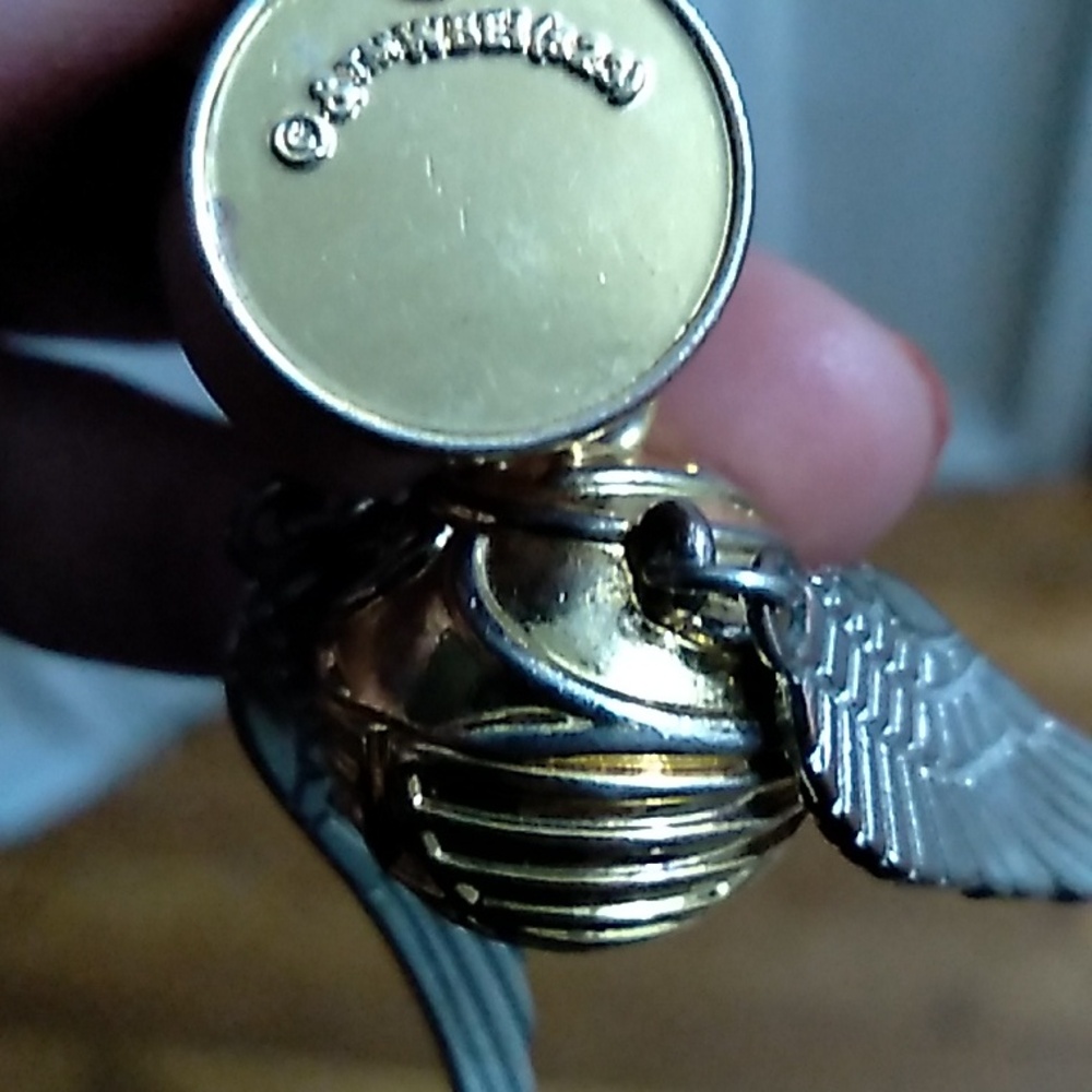 Gold-Tone Women's Charm Keychain Pendant - Stylish Jewelry Accent